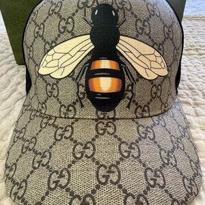 Gucci Bee Print GG Supreme Velcro Strap Baseball Cap